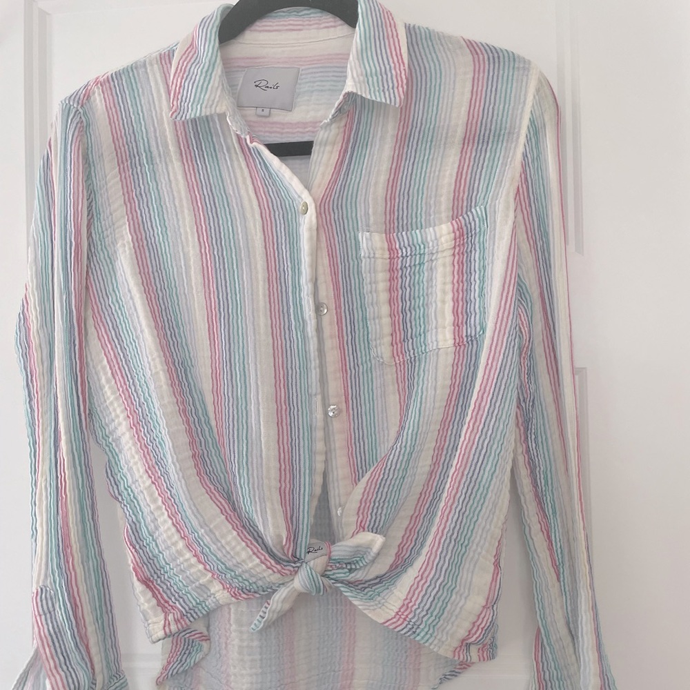 Adorable button top! - Picture 2 of 3